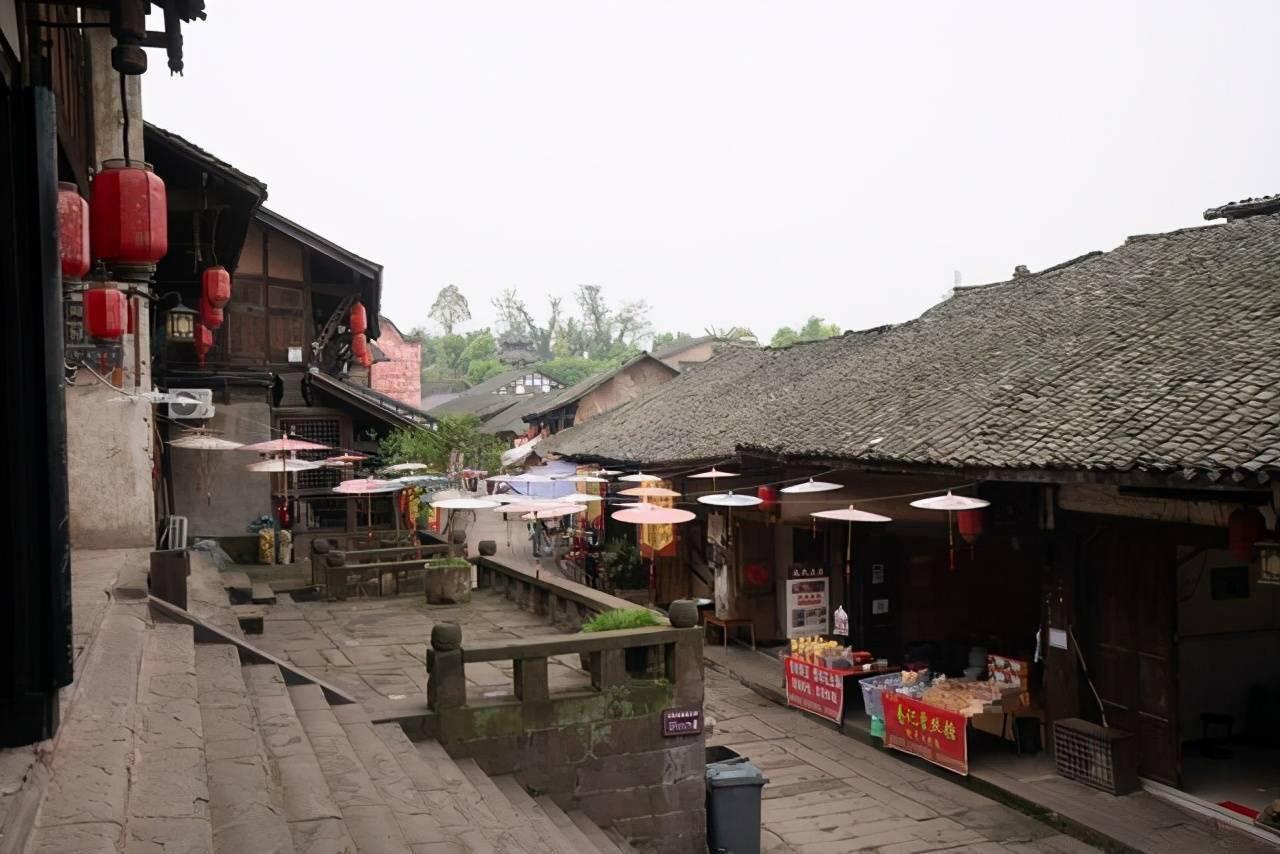 应对降温降雪天气 重庆机场给飞机“洗澡”